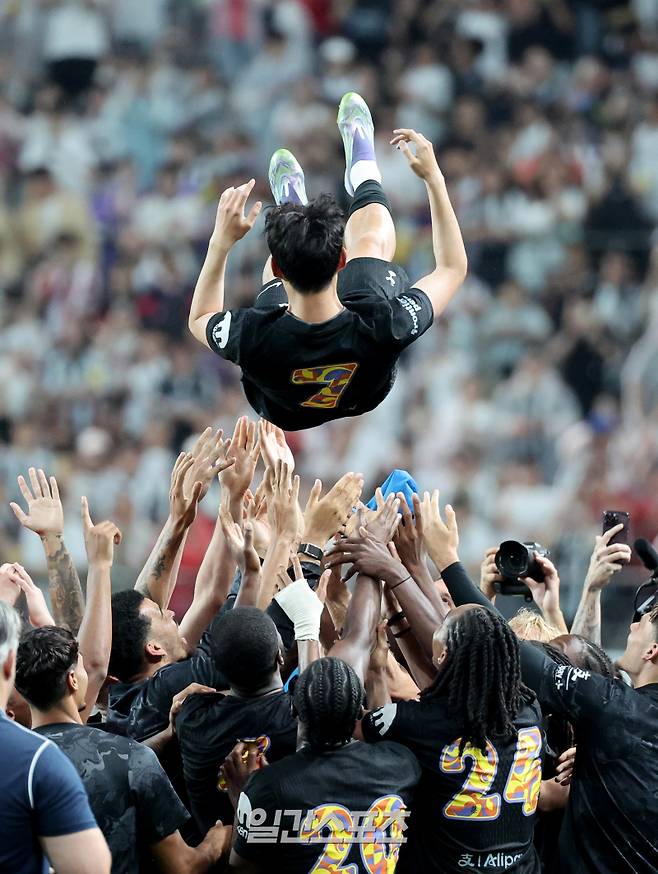 잉글랜드 프리미어리그 토트넘 홋스퍼와 뉴캐슬 유나이티드가 맞붙는 '2025 쿠팡플레이 시리즈' 두번째 경기가 3일 오후 서울 마포구 서울월드컵경기장에서 열려 1대 1 무승부로 마쳤다. 토트넘과의 결별을 발표한 손흥민을 경기 후 선수들이 헹가래하고 있다. 상암=김민규 기자 mgkim1@edaily.co.kr /2025.08.03/