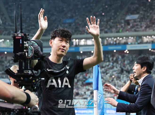 잉글랜드 프리미어리그 토트넘 홋스퍼와 뉴캐슬 유나이티드가 맞붙는 '2025 쿠팡플레이 시리즈' 두번째 경기가 3일 오후 서울 마포구 서울월드컵경기장에서 열려 1대 1 무승부로 마쳤다. 경기 후 손흥민이 그라운드를 돌며 관중에 인사하고 있다. 상암=김민규 기자 mgkim1@edaily.co.kr /2025.08.03/