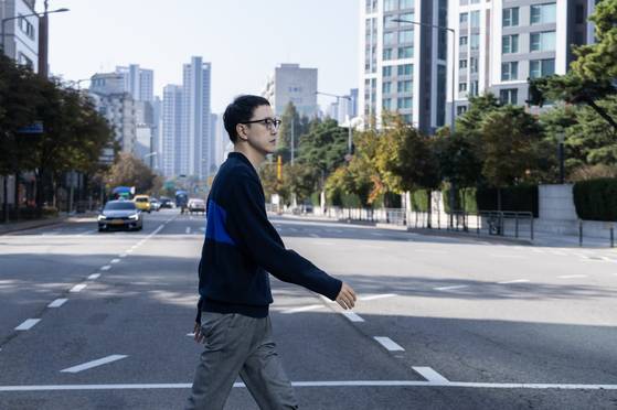 송희구 작가는 아침에 일어나서 책을 읽고, 아이를 학교에 보낸 후 자유시간을 누리는 일상을 보내고 있다. "소설을 쓰기 시작하며 책을 정말 많이 읽었어요. 강남역 근처 서점을 자주 가는데, 도심의 분위기가 어떤지, 어떤 곳이 생겼다 사라지는지 보는 것도 좋아합니다." 권혁재 사진전문기자