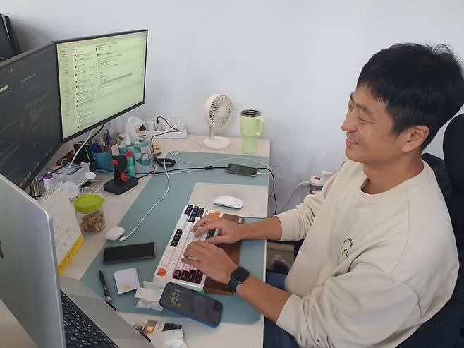 오영록 팀장이 코나카드 앱 테스트를 하고 있다. 윤현주 기자