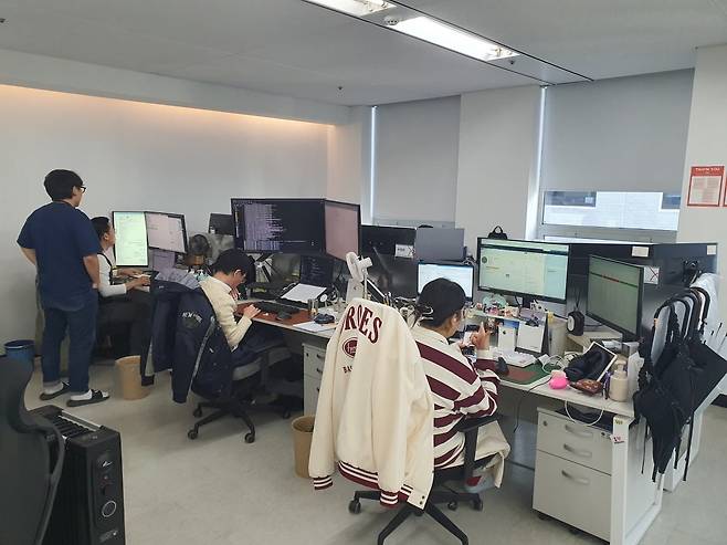 QA팀 직원들이 근무하고 있다. 윤현주 기자