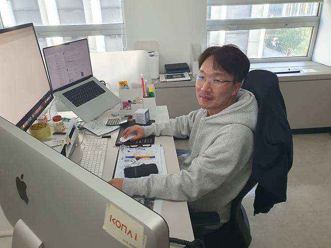 김기수 팀장이 브랜드 디자인 작업을 하고 있다. 윤현주 기자