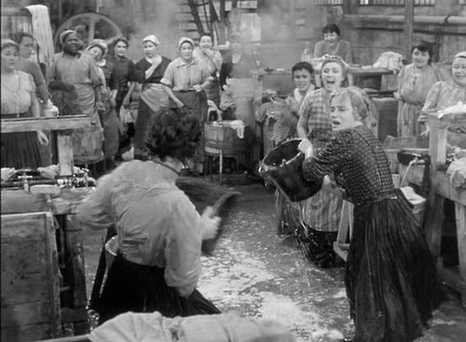 영화 '목로주점' 중 빨래터 싸움 장면.