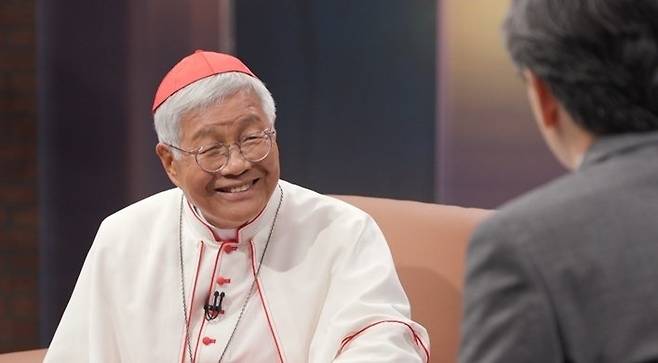 12일 MBC <손석희의 질문들>에 출연한 유흥식 라자로 추기경. MBC 제공