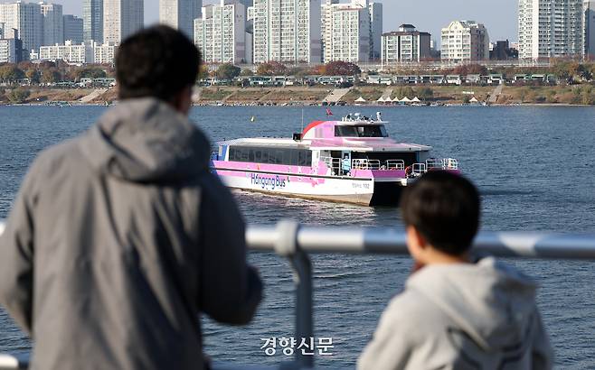16일 서울 송파구 잠실선착장 인근에서 시민들이 멈춰선 한강버스를 바라보고 있다. 지난 15일 서울 한강버스가 서울 송파구 잠실선착장 인근 강바닥에 걸려 멈춰서 일부 구간이 운항 중단됐다. 권도현 기자