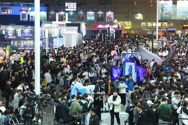 지난 13일 오전 부산 벡스코에서 개막한 국내 최대 게임쇼 2025 지스타가 관람객들로 북적이고 있다. 지스타는 오는 16일까지 총 44개국, 1273개사, 3269부스 규모로 열렸다. 연합뉴스
