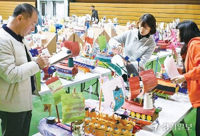 심사위원들이 출품작을 심사하고 있다. 홍기웅기자