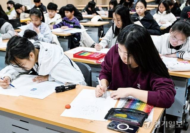 캐릭터디자인 부문에 참가한 학생들이 작품을 그리고 있다. 홍기웅기자
