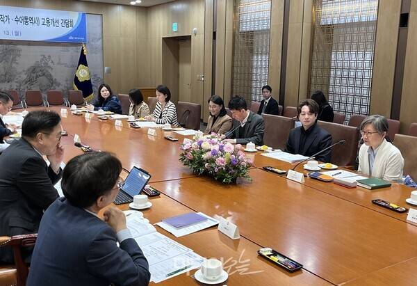 ▲ 10월13일 서울 여의도 국회의사당 본관 접견실에서 우원식 국회의장과 국회방송 비정규직 작가, 수어통역사 관련 고용개선 간담회가 열렸다. 사진=정민경 기자.