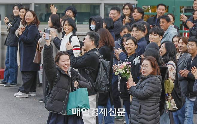 수능 끝 2026학년도 대학수학능력시험이 치러진 13일 오후 서울 이화여자외국어고등학교에서 응시를 마친 한 수험생이 활짝 웃으며 교문 밖으로 나오고 있다. 김호영 기자