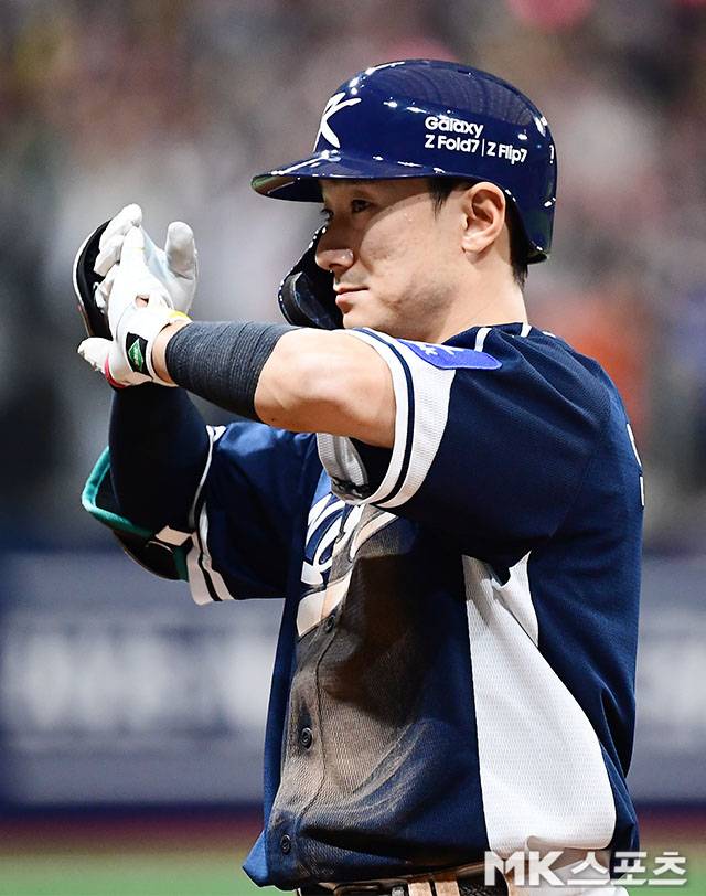 9일 오후 서울 고척스카이돔에서 ‘2025 NAVER K-BASEBALL SERIES’ 한국과 체코의 평가전이 열렸다. 4회초 2사 1, 3루에서 대표팀 신민재가 1타점 적시타를 치고 출루하고 있다. 사진=김영구 기자