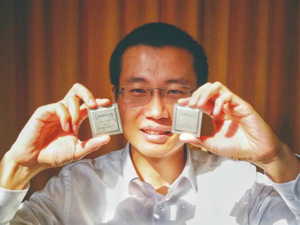 캠브리콘 1A를 들고 있는 천텐스 캠브리콘 창업자/사진=중국 인터넷