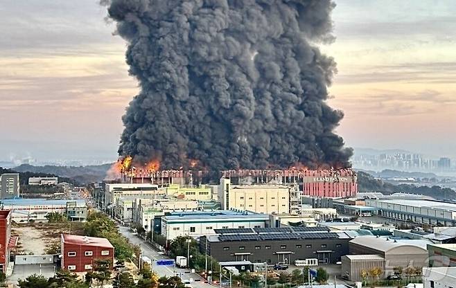 15일 충남 천안 동남구 이랜드패션 물류센터에서 화재가 발생해 검은 연기와 함께 화염이 치솟고 있다. 소방 당국 대응 2단계로 격상해 화재를 진화 중이다. (독자 제공 재판매 및 DB금지) 2025.11.15/뉴스1 ⓒ News1 이호윤 기자