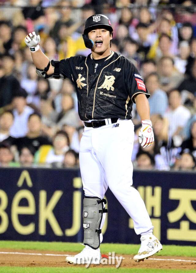 2025년 9월 11일 오후 서울 잠실구장에서 열린 '2025 신한 SOL뱅크 KBO 리그' KT 위즈와 LG 트윈스의 경기. KT 강백호가 7회초 무사 1.2루서 1타점 적시타를 친 뒤 포효하고 있다./마이데일리