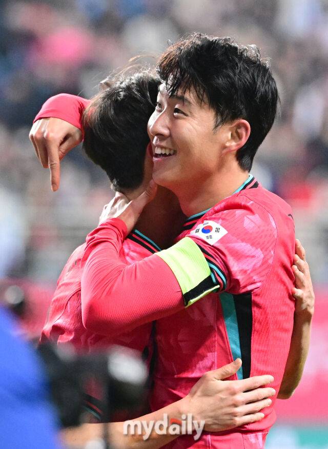 손흥민이 프리킥 골을 넣은 뒤 이재성을 축하해 달라는 제스처를 하고 있다 / 대전 = 유진형 기자 zolong@mydaily.co.kr