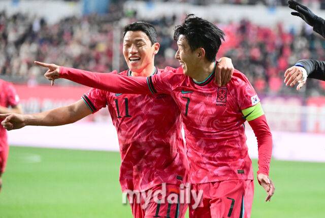 손흥민이 프리킥 골을 넣은 뒤 이재성을 찾고 있다 / 대전 = 유진형 기자 zolong@mydaily.co.kr