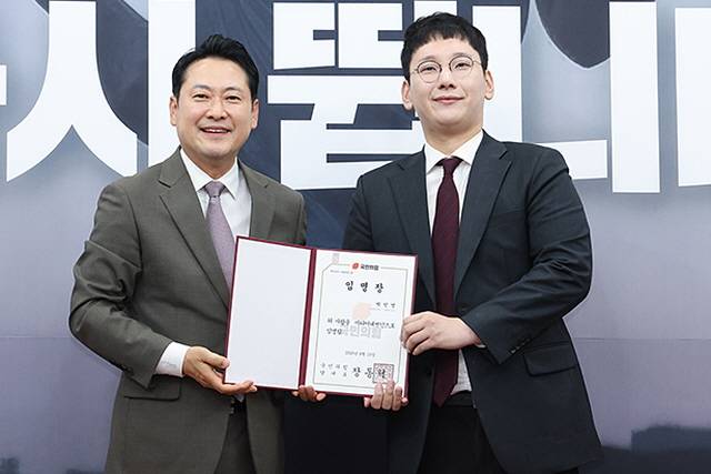▲장동혁 국민의힘 대표가 지난 9월 16일 박민영 당 미디어대변인에게 임명장을 수여하고 있다. ⓒ국민의힘