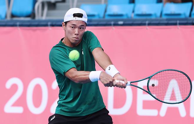 이덕희가 16일 일본 아리아케 테니스파크에서 열린 2025 도쿄 데플림픽 남자 단식 1라운드(64강)에서 블라디슬라프 아브라모프(개인 중립 선수)를 상대로 경기하고 있다. 도쿄=공동취재단