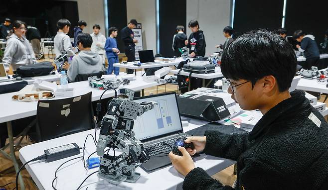 16일 서울 도봉구 시립창동청소년센터에서 열린 K-청소년로봇대회에서 참가 학생들이 휴머노이드 장애물용 로봇을 준비하고 있다.