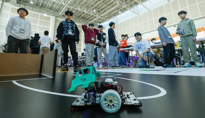 16일 서울 도봉구 시립창동청소년센터에서 열린 K-청소년로봇대회에서 참가 학생들이 미션형 창작 로봇을 테스트하고 있다.