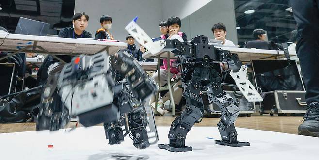 16일 서울 도봉구 시립창동청소년센터에서 열린 K-청소년로봇대회에서 참가 학생들이 휴머노이드 격투 경기를 하고 있다.