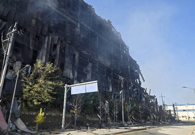 화재로 붕괴된 천안 이마트패션 물류센터 - 16일 오전 충남 천안시 풍세일반산업단지 내 이랜드패션 물류센터 화재현장. 이종익 기자