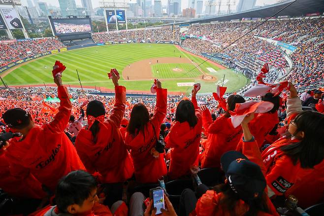 응원전을 펼치는 프로야구 관중들. 인간은 함께 모여 동기화된 행동을 할 때 기쁨을 얻는다. ⓒ연합뉴스