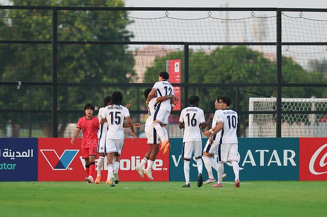U-17 잉글랜드대표팀 선수들이 15일(한국시간) 도하의 어스파이어존 제8경기장에서 열린 한국과 2025 카타르 U-17 월드컵 32강전에서 1-0으로 앞선 전반 35분 추가골을 넣은 뒤 기뻐하고 있다. U-17 한국대표팀은 조별리그 F조에서 2승1무를 기록해 2위로 32강에 오르며 역대 최고성적(8강) 이상을 바라봤지만 아쉽게 잉글랜드를 넘지 못했다. 사진제공│대한축구협회