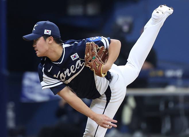 정우주는 16일 일본 도쿄돔에서 열릴 ‘K-베이스볼 시리즈’ 2차전에서 선발등판할 예정이다. 다른 후보들을 제치고 깜짝 선택을 받았다.|뉴시스