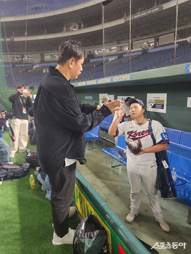 한동희(오른쪽)는 ‘K-베이스볼 시리즈’가 열린 도쿄서 롤모델 이대호를 만나 아낌없는 칭찬을 받았다. 갈고닦은 기량을 국제경기와 내년 증명하겠다는 각오다. 도쿄|박정현 기자