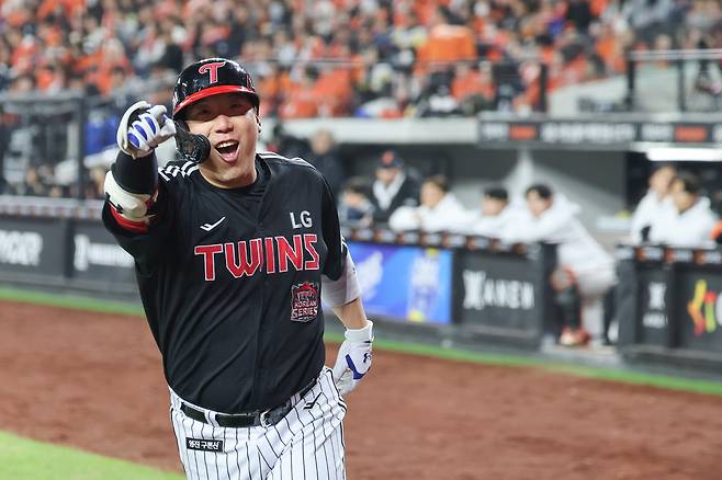 29일 대전한화생명볼파크에서 열린 2025 프로야구 KBO리그 포스트시즌 한국시리즈 3차전 LG 트윈스와 한화 이글스의 경기. 4회초 1사 주자 없는 상황 LG 김현수가 솔로 홈런을 친 뒤 홈으로 들어오며 포효하고 있다. 2025.10.29 연합뉴스