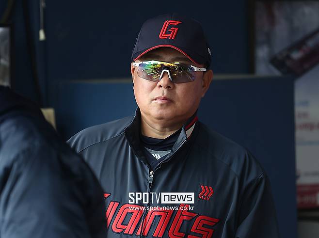 ▲ 부임 이후 계속 유격수 문제에 고민하고 있는 김태형 감독은 내년에도 같은 고민을 할 가능성이 커졌다 ⓒ곽혜미 기자