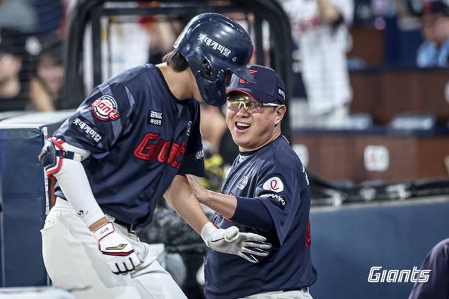 롯데 나승엽(왼쪽)과 김태형 감독. /사진=롯데 자이언츠 제공