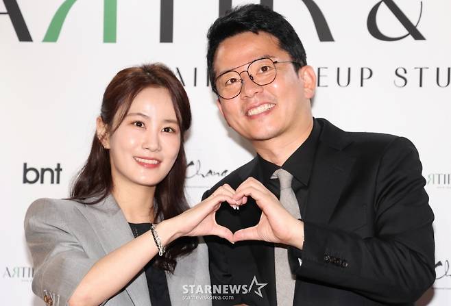 (서울=뉴스1) 권현진 기자 = 개그맨 김지민, 김준호 예비부부가 22일 서울 강남구 한 카페에서 열린 ‘아티르 & 아르즈’ 오프닝 행사에 참석해 포즈를 취하고 있다. 2025.4.22/뉴스1 Copyright (C) 뉴스1. All rights reserved. 무단 전재 및 재배포, AI학습 이용 금지. /사진=(서울=뉴스1) 권현진 기자