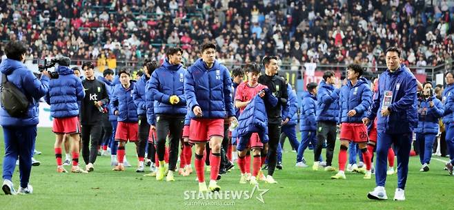 대표팀 선수들이 4일 대전월드컵경기장에서 열린 대한민국축구대표팀과 볼리비아(FIFA 랭킹 76위)와의 친선경기에서 승리한 후 그라운드를 돌며 팬들에 인사하고 있다. /사진=강영조 선임기자