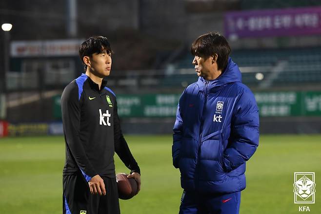 손흥민(왼쪽)과 홍명보 감독이 16일 오후 김포솔터경기장에서 진행된 대한민국 국가대표팀의 비공개 훈련 중 대화하고 있다. /사진=대한축구협회(KFA) 제공