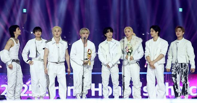 그룹 스트레이 키즈가 15일 인천 중구 인스파이어 아레나에서 열린 ‘2025 코리아 그랜드 뮤직 어워즈 with iM뱅크’(2025 KGMA) 둘째 날 뮤직 데이에서 ‘2025 그랜드 레코드’와 ‘2025 그랜드 아너 초이스’ 트로피를 받은 뒤 수상 소감을 밝히고 있다.(사진=KGMA 특별취재반)