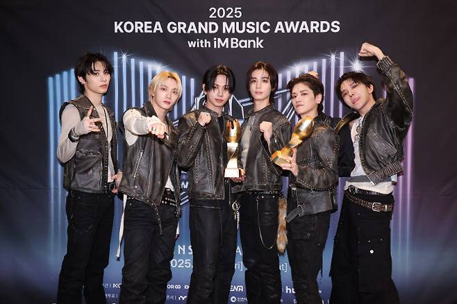 그룹 보이넥스트도어가 14일 인천 중구 인스파이어 아레나에서 열린 ‘2025 코리아 그랜드 뮤직 어워즈 with iM뱅크’(2025 KGMA) 첫째 날 아티스트 데이에서 ‘2025 그랜드 퍼포머’와 ‘베스트 아티스트 10’을 수상한 뒤 트로피 세리머니를 하고 있다.(사진=KGMA 특별취재반)