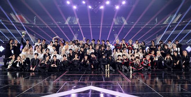 일간스포츠(이데일리M)가 주최한 ‘2025 코리아 그랜드 뮤직 어워즈 with iM뱅크’(2025 KGMA)가 14~15일 이틀간 인천 중구 인스파이어 아레나에서 성황리에 열렸다. 곽혜은(가운데) 이데일리M 대표가 첫째 날 아티스트 데이에서 그룹 에이티즈, 보이넥스트도어, 더보이즈, 올데이프로젝트 등 수상자들과 함께 사진 촬영하고 있다.(사진=KGMA 특별취재단)