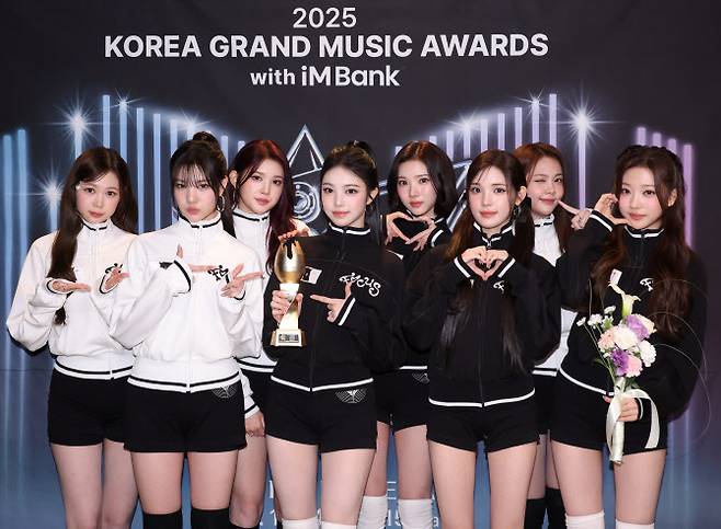 그룹 하츠투하츠가 15일 인천 중구 인스파이어 아레나에서 열린 ‘2025 코리아 그랜드 뮤직 어워즈 with iM뱅크’(2025 KGMA) 둘째 날 뮤직 데이에서 ‘IS 라이징스타상’을 받은 뒤 트로피 세리머니를 하고 있다.(사진=KGMA 특별취재반)