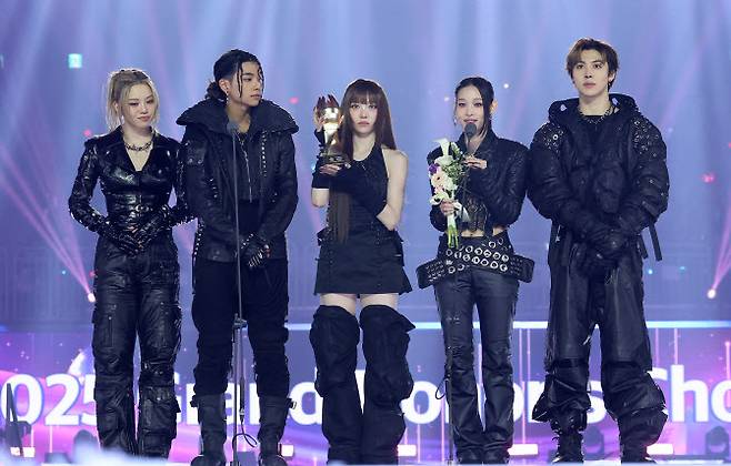 그룹 올데이 프로젝트가 14일 인천 중구 인스파이어 아레나에서 열린 ‘2025 코리아 그랜드 뮤직 어워즈 with iM뱅크’(2025 KGMA) 첫째 날 아티스트 데이에서 ‘2025 그랜드 아너 초이스’를 수상한 뒤 소감을 밝히고 있다.(사진=KGMA 특별취재반)