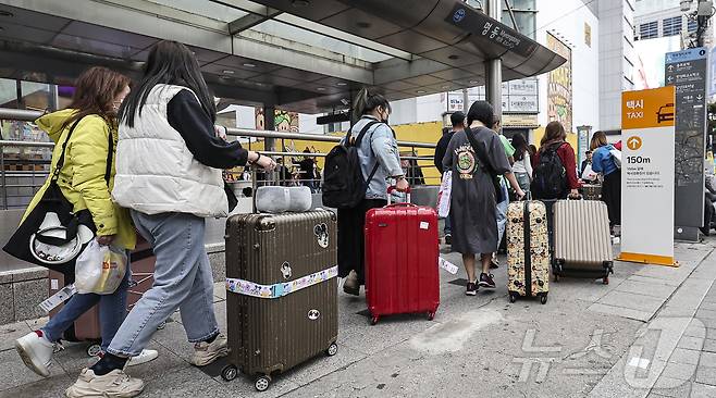 서울 중구 명동거리에서 외국인 관광객들이 짐을 들고 숙소로 이동하고 있다. 2024.10.27/뉴스1 ⓒ News1 김도우 기자