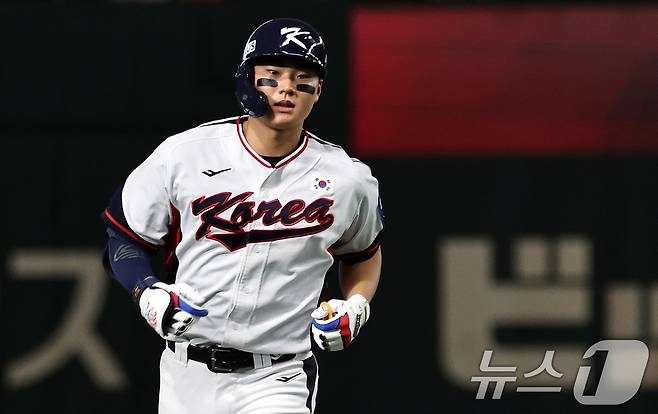 16일 오후 일본 도쿄돔에서 열린 월드베이스볼클래식(WBC) 대비 평가전 '2025 케이 베이스볼 시리즈(K-BASEBALL SERIES)' 일본과의 2차전 경기. 대한민국 김주원이 9회말 2아웃 상황에서 극적인 동점 솔로홈런을 친 뒤 그라운드를 돌고 있다. 2025.11.17/뉴스1 ⓒ News1 구윤성 기자