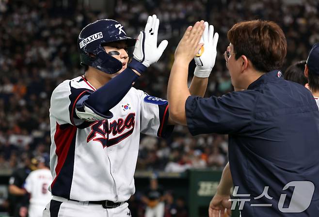 16일 오후 일본 도쿄돔에서 열린 월드베이스볼클래식(WBC) 대비 평가전 '2025 케이 베이스볼 시리즈(K-BASEBALL SERIES)' 일본과의 2차전 경기. 대한민국 김주원이 9회말 2사 상황 동점 솔로홈런을 친 뒤 기쁨을 나누고 있다. 2025.11.16/뉴스1 ⓒ News1 구윤성 기자