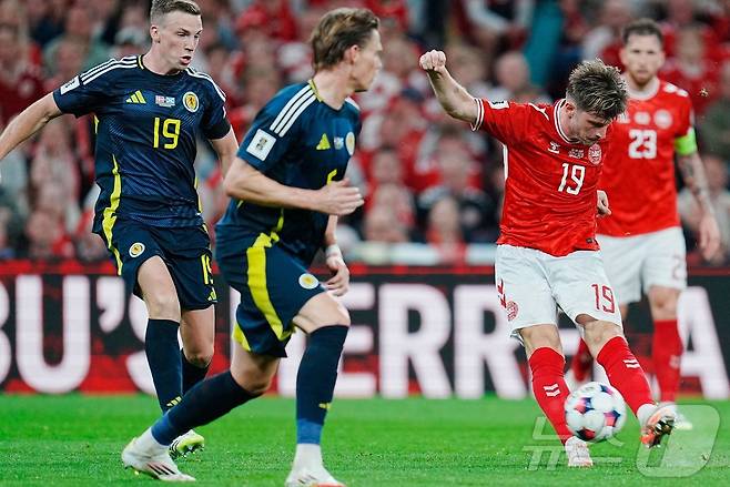 최종전을 펼치는 덴마크와 스코틀랜드. ⓒ AFP=뉴스1