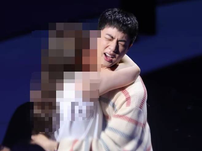 2024년 6월 13일 서울 송파구 잠실실내체육관에서 진행된 '진 그리팅' 행사에서 50대 일본인 여성이 진의 볼에 강제로 신체접촉을 하는 모습(독자제공)