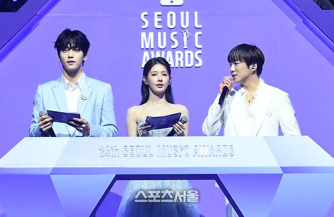 투모로우바이투게더(TXT) 수빈(왼쪽)과 아이들 미연(가운데), 위너 강승윤이 21일 오후 인천 중구 인스파이어 아레나에서 열린 제34회 ‘서울가요대상’에서 MC를 맡아 시상식을 진행하고 있다. 사진 | 스포츠서울 DB