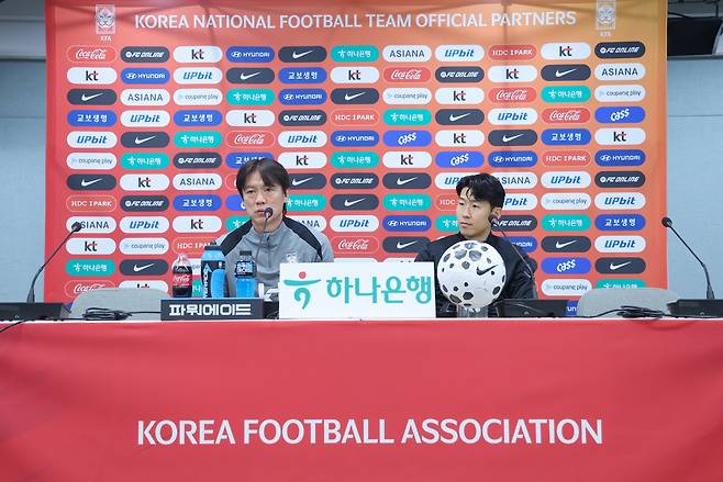 기자회견하는 홍명보 감독
(서울=연합뉴스) 신현우 기자 = 가나와의 평가전을 하루 앞둔 한국 축구대표팀 홍명보 감독이 17일 서울 마포구 서울월드컵경기장에서 열린 공식 기자회견에 참석해 질문에 답하고 있다. 오른쪽은 주장 손흥민. 2025.11.17
nowwego@yna.co.kr
(끝)
<저작권자(c) 연합뉴스, 무단 전재-재배포, AI 학습 및 활용 금지>