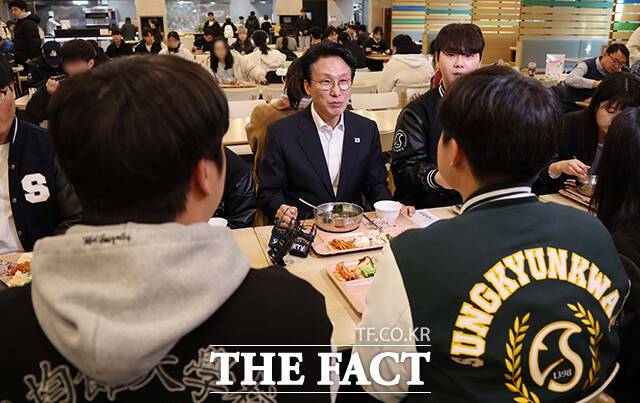 김민석 국무총리(가운데)가 17일 오전 서울 종로구 성균관대학교 은행골식당을 찾아 학생들과 함께 '천원의 아침밥' 식사를 하며 이야기를 나누고 있다. /청사사진기자단