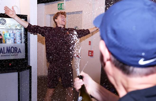 우승 후 라커룸에서 샴페인 세레를 맞고 있는 시너. GettyimagesKorea